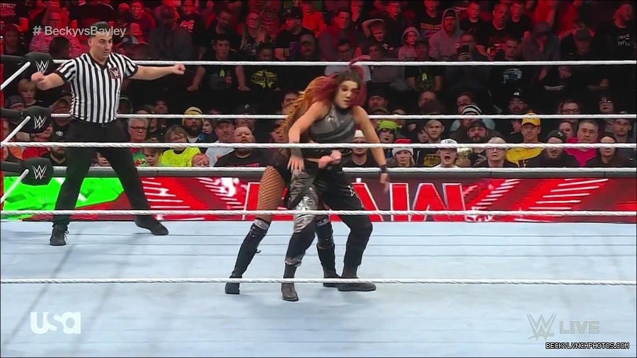 WWE_Monday_Night_Raw_2022_12_19_720p_HDTV_x264-NWCHD_mp4_006234366.jpg
