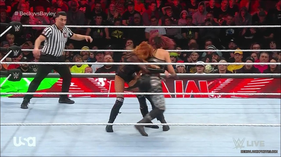 WWE_Monday_Night_Raw_2022_12_19_720p_HDTV_x264-NWCHD_mp4_006234766.jpg