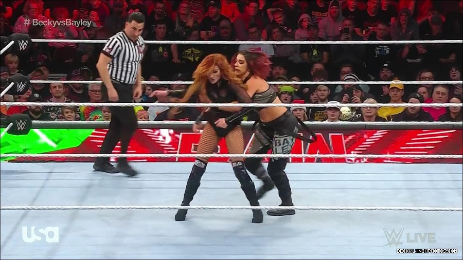 WWE_Monday_Night_Raw_2022_12_19_720p_HDTV_x264-NWCHD_mp4_006235167.jpg