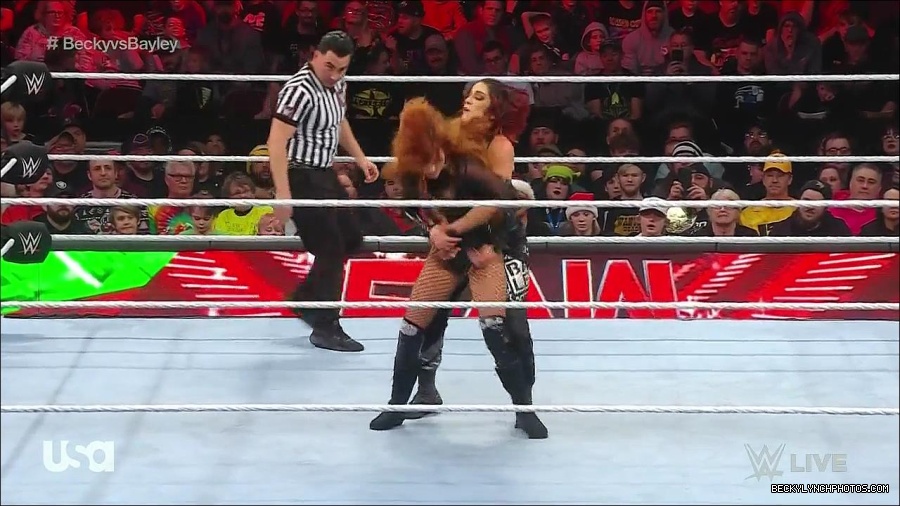 WWE_Monday_Night_Raw_2022_12_19_720p_HDTV_x264-NWCHD_mp4_006235567.jpg