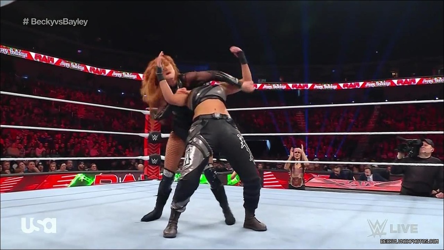 WWE_Monday_Night_Raw_2022_12_19_720p_HDTV_x264-NWCHD_mp4_006237169.jpg