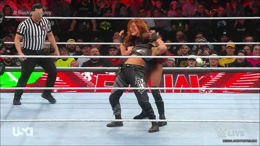 WWE_Monday_Night_Raw_2022_12_19_720p_HDTV_x264-NWCHD_mp4_006237569.jpg