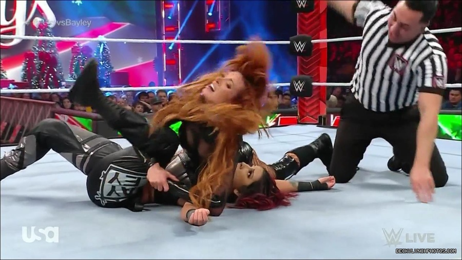 WWE_Monday_Night_Raw_2022_12_19_720p_HDTV_x264-NWCHD_mp4_006242374.jpg