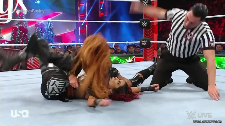 WWE_Monday_Night_Raw_2022_12_19_720p_HDTV_x264-NWCHD_mp4_006243175.jpg