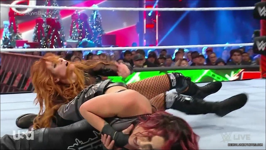 WWE_Monday_Night_Raw_2022_12_19_720p_HDTV_x264-NWCHD_mp4_006244776.jpg