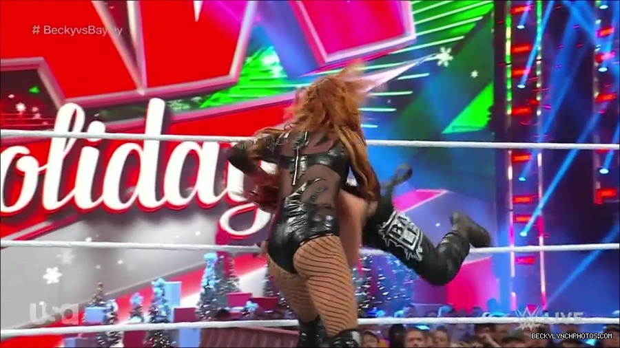 WWE_Monday_Night_Raw_2022_12_19_720p_HDTV_x264-NWCHD_mp4_006265197.jpg