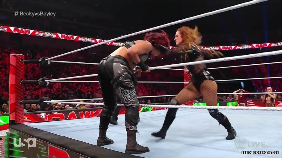 WWE_Monday_Night_Raw_2022_12_19_720p_HDTV_x264-NWCHD_mp4_006266398.jpg