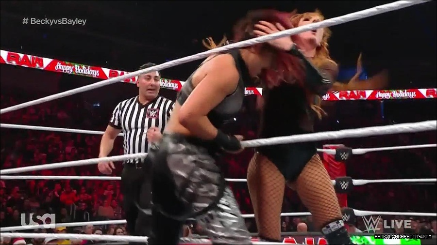 WWE_Monday_Night_Raw_2022_12_19_720p_HDTV_x264-NWCHD_mp4_006266798.jpg