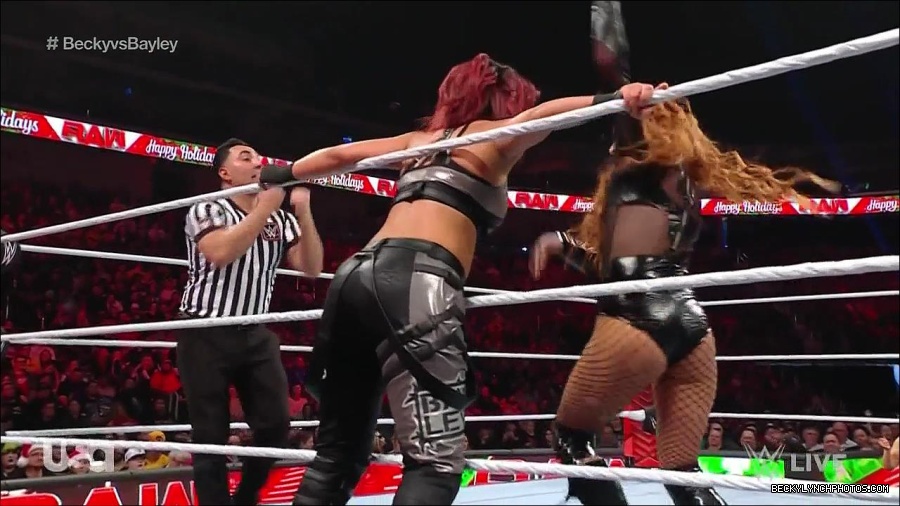 WWE_Monday_Night_Raw_2022_12_19_720p_HDTV_x264-NWCHD_mp4_006268800.jpg