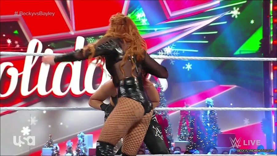 WWE_Monday_Night_Raw_2022_12_19_720p_HDTV_x264-NWCHD_mp4_006270002.jpg