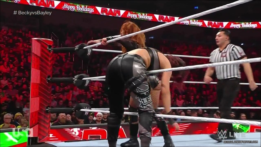 WWE_Monday_Night_Raw_2022_12_19_720p_HDTV_x264-NWCHD_mp4_006272404.jpg