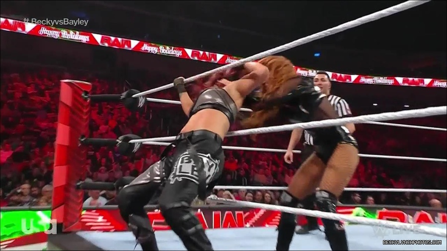 WWE_Monday_Night_Raw_2022_12_19_720p_HDTV_x264-NWCHD_mp4_006282414.jpg