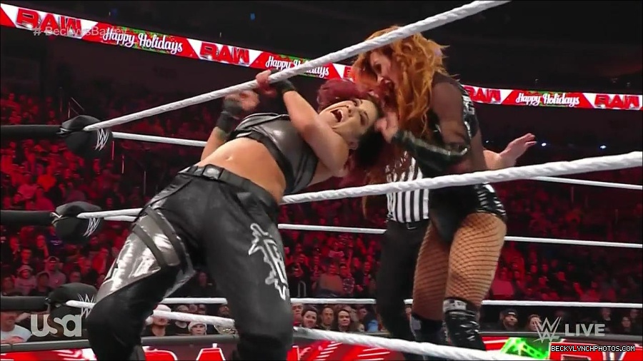 WWE_Monday_Night_Raw_2022_12_19_720p_HDTV_x264-NWCHD_mp4_006283215.jpg