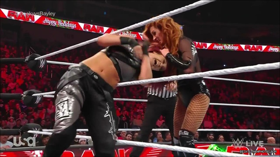 WWE_Monday_Night_Raw_2022_12_19_720p_HDTV_x264-NWCHD_mp4_006283615.jpg