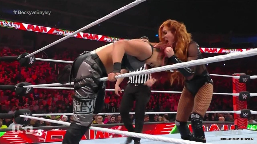 WWE_Monday_Night_Raw_2022_12_19_720p_HDTV_x264-NWCHD_mp4_006285217.jpg