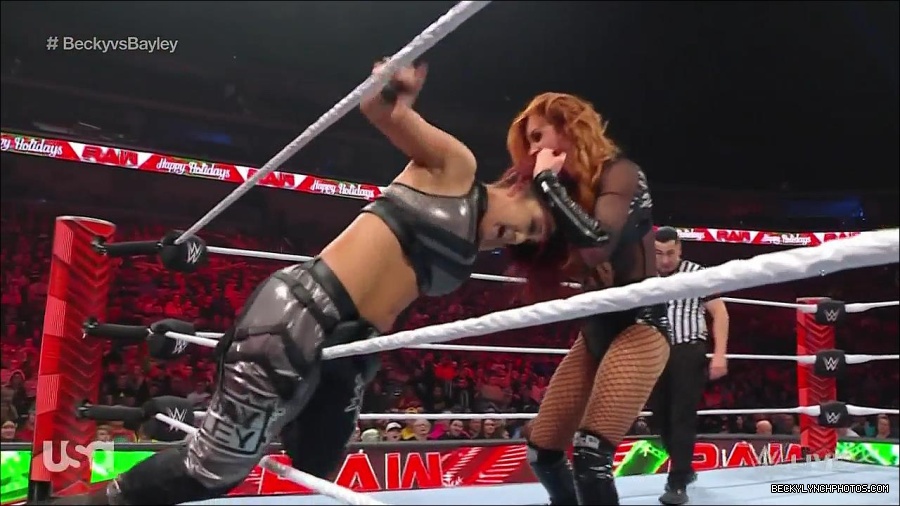 WWE_Monday_Night_Raw_2022_12_19_720p_HDTV_x264-NWCHD_mp4_006286418.jpg