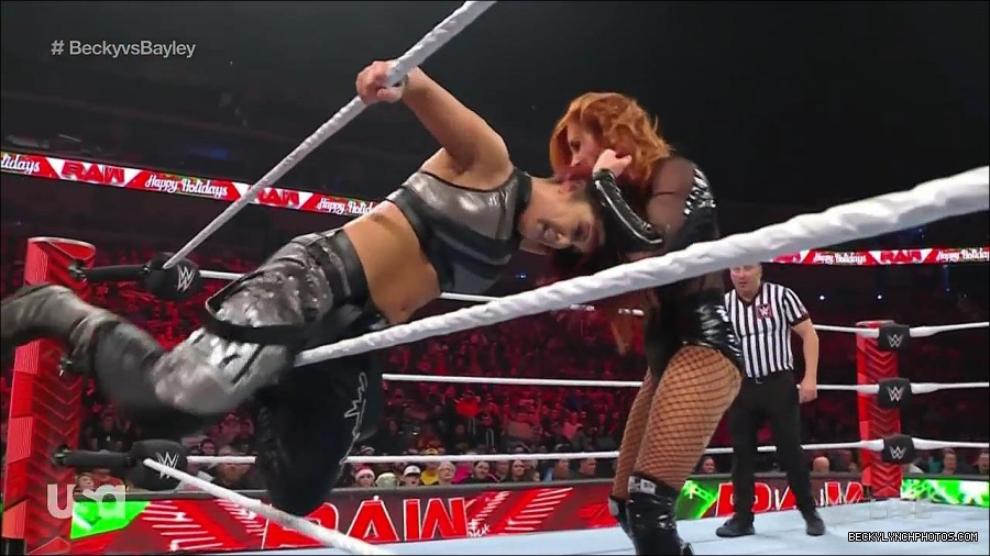 WWE_Monday_Night_Raw_2022_12_19_720p_HDTV_x264-NWCHD_mp4_006286818.jpg