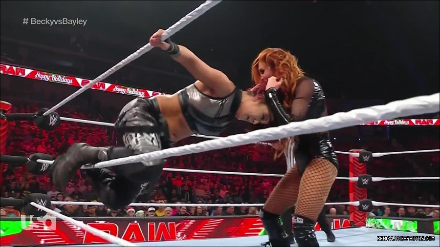 WWE_Monday_Night_Raw_2022_12_19_720p_HDTV_x264-NWCHD_mp4_006287619.jpg
