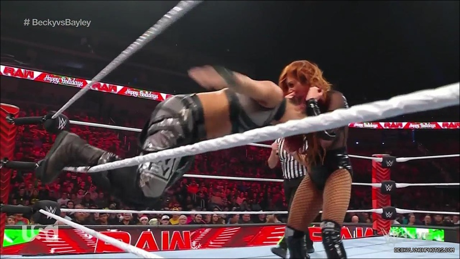 WWE_Monday_Night_Raw_2022_12_19_720p_HDTV_x264-NWCHD_mp4_006288020.jpg