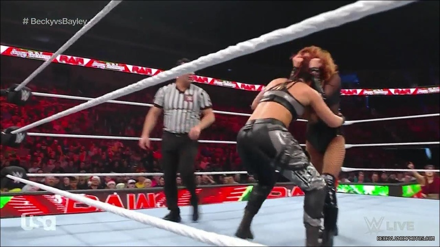 WWE_Monday_Night_Raw_2022_12_19_720p_HDTV_x264-NWCHD_mp4_006288820.jpg