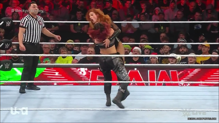 WWE_Monday_Night_Raw_2022_12_19_720p_HDTV_x264-NWCHD_mp4_006290422.jpg