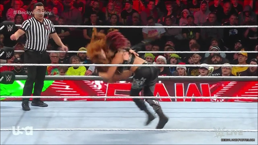 WWE_Monday_Night_Raw_2022_12_19_720p_HDTV_x264-NWCHD_mp4_006290822.jpg
