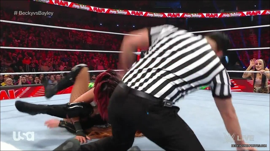 WWE_Monday_Night_Raw_2022_12_19_720p_HDTV_x264-NWCHD_mp4_006294426.jpg