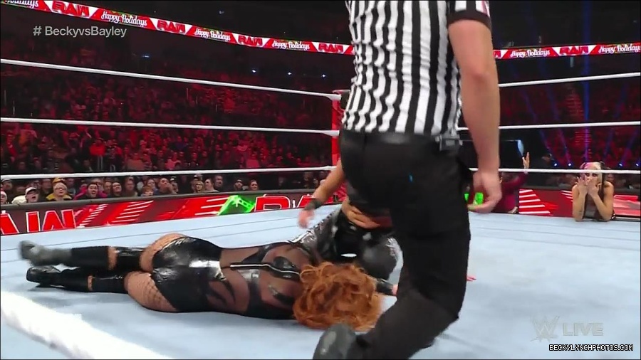 WWE_Monday_Night_Raw_2022_12_19_720p_HDTV_x264-NWCHD_mp4_006295627.jpg