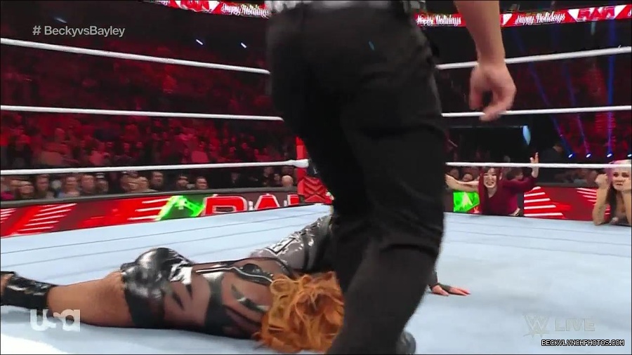 WWE_Monday_Night_Raw_2022_12_19_720p_HDTV_x264-NWCHD_mp4_006296028.jpg