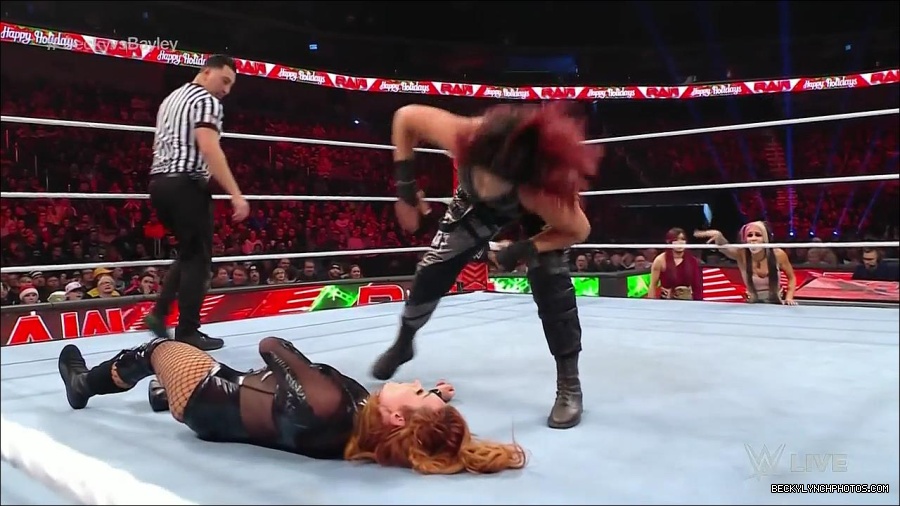 WWE_Monday_Night_Raw_2022_12_19_720p_HDTV_x264-NWCHD_mp4_006314446.jpg