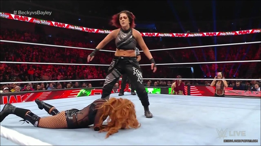 WWE_Monday_Night_Raw_2022_12_19_720p_HDTV_x264-NWCHD_mp4_006317649.jpg