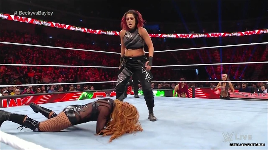 WWE_Monday_Night_Raw_2022_12_19_720p_HDTV_x264-NWCHD_mp4_006318050.jpg