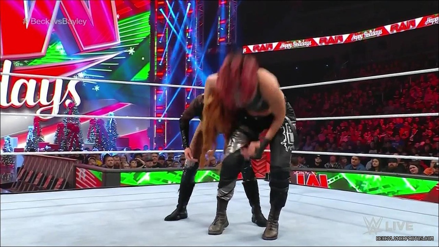 WWE_Monday_Night_Raw_2022_12_19_720p_HDTV_x264-NWCHD_mp4_006327659.jpg