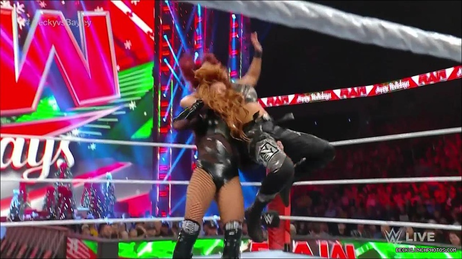 WWE_Monday_Night_Raw_2022_12_19_720p_HDTV_x264-NWCHD_mp4_006330862.jpg