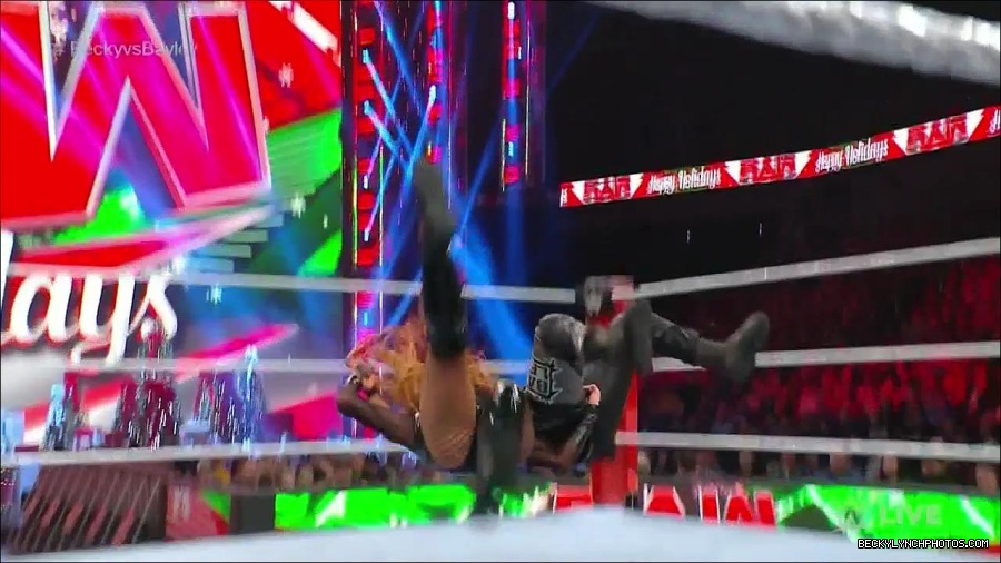 WWE_Monday_Night_Raw_2022_12_19_720p_HDTV_x264-NWCHD_mp4_006331263.jpg