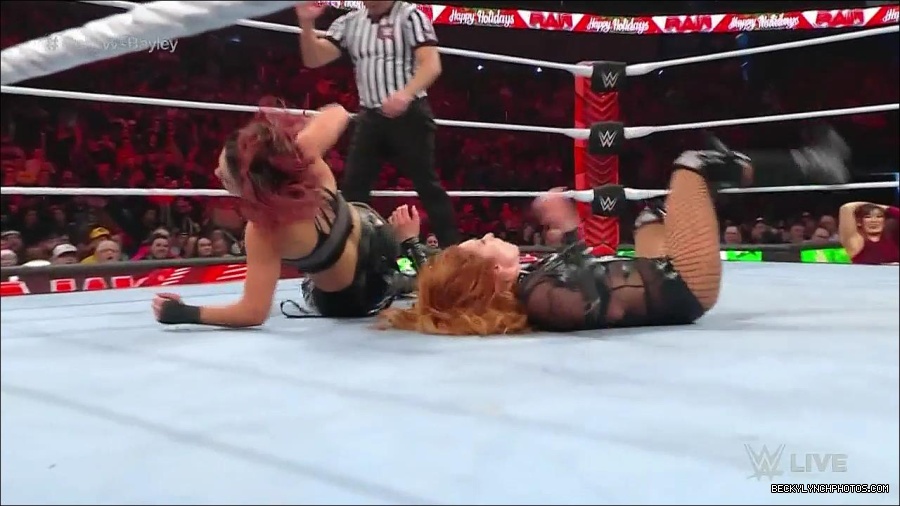 WWE_Monday_Night_Raw_2022_12_19_720p_HDTV_x264-NWCHD_mp4_006332064.jpg