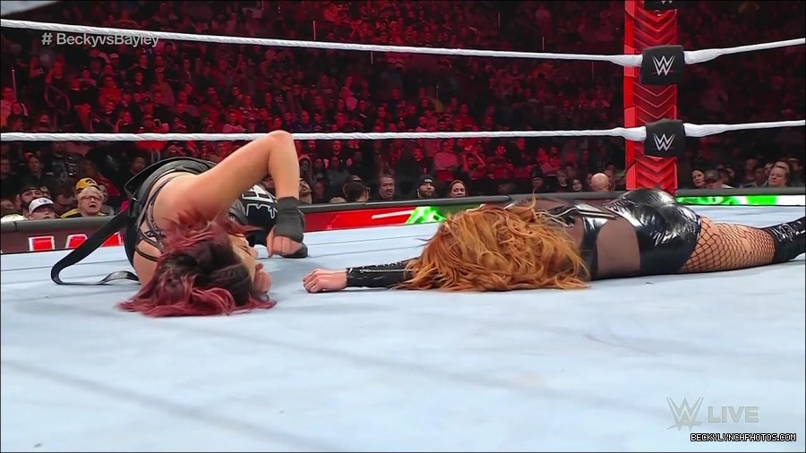 WWE_Monday_Night_Raw_2022_12_19_720p_HDTV_x264-NWCHD_mp4_006334866.jpg