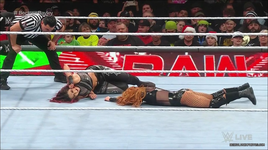 WWE_Monday_Night_Raw_2022_12_19_720p_HDTV_x264-NWCHD_mp4_006336868.jpg