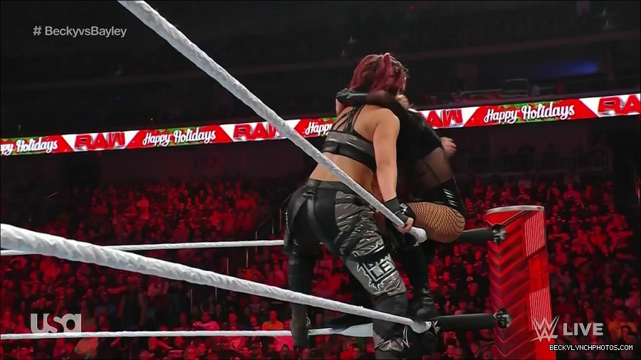 WWE_Monday_Night_Raw_2022_12_19_720p_HDTV_x264-NWCHD_mp4_006360092.jpg