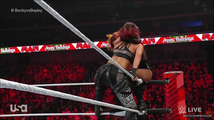 WWE_Monday_Night_Raw_2022_12_19_720p_HDTV_x264-NWCHD_mp4_006360492.jpg