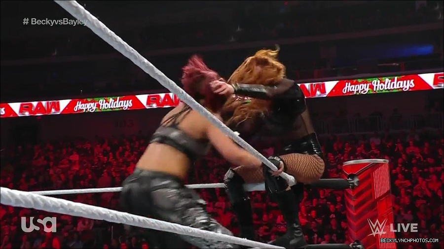WWE_Monday_Night_Raw_2022_12_19_720p_HDTV_x264-NWCHD_mp4_006361693.jpg