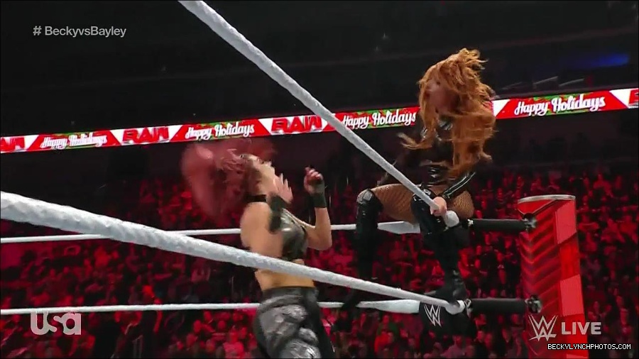 WWE_Monday_Night_Raw_2022_12_19_720p_HDTV_x264-NWCHD_mp4_006363695.jpg