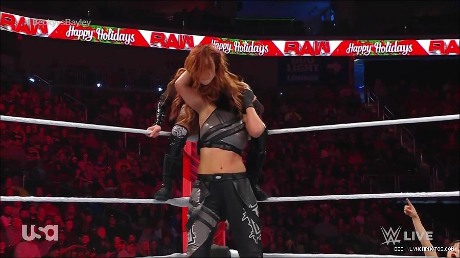WWE_Monday_Night_Raw_2022_12_19_720p_HDTV_x264-NWCHD_mp4_006365697.jpg