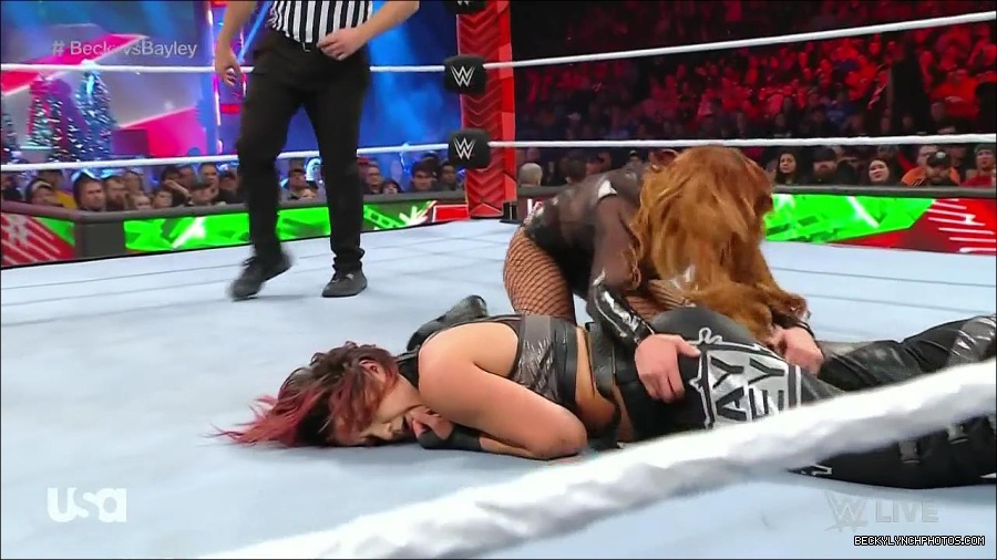 WWE_Monday_Night_Raw_2022_12_19_720p_HDTV_x264-NWCHD_mp4_006369301.jpg