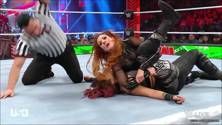 WWE_Monday_Night_Raw_2022_12_19_720p_HDTV_x264-NWCHD_mp4_006372104.jpg