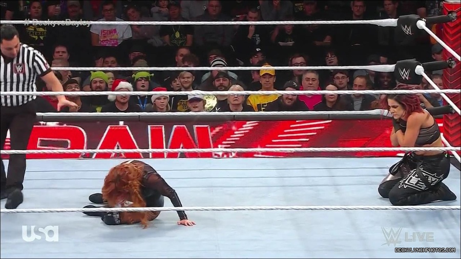 WWE_Monday_Night_Raw_2022_12_19_720p_HDTV_x264-NWCHD_mp4_006388920.jpg