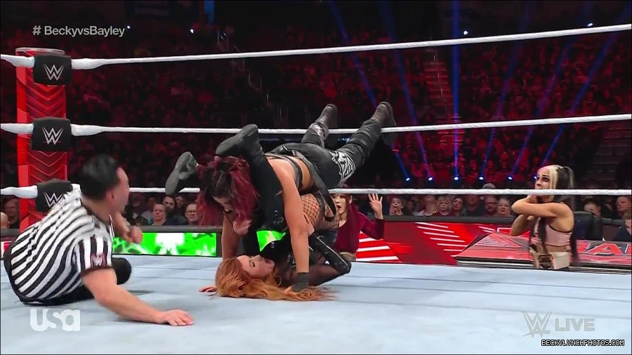 WWE_Monday_Night_Raw_2022_12_19_720p_HDTV_x264-NWCHD_mp4_006399331.jpg