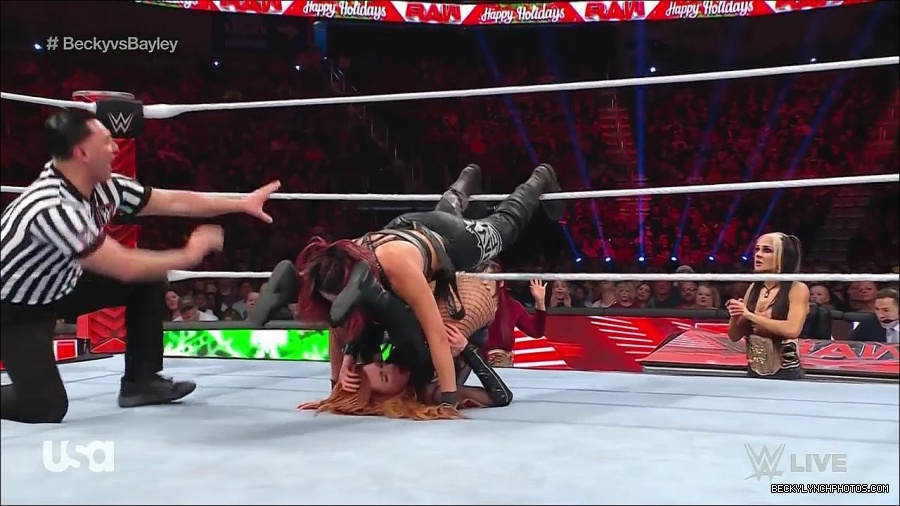 WWE_Monday_Night_Raw_2022_12_19_720p_HDTV_x264-NWCHD_mp4_006400132.jpg