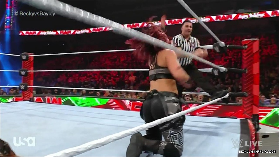 WWE_Monday_Night_Raw_2022_12_19_720p_HDTV_x264-NWCHD_mp4_006403735.jpg