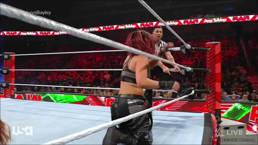 WWE_Monday_Night_Raw_2022_12_19_720p_HDTV_x264-NWCHD_mp4_006404136.jpg